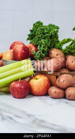 Eine Auswahl an frischem und leckerem Gemüse auf einer Arbeitsplatte Stockfoto