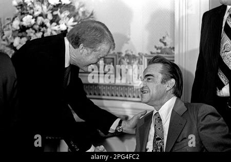 US-Präsident Jimmy Carter, Left, begrüßt Gouverneur George C. Wallace (Demokrat von Alabama) bei einem Empfang für Gouverneure und ihre Ehepartner im Blauen Zimmer des Weißen Hauses in Washington, DC am ersten vollen Tag der Carter-Mondale Administration am 21. Januar 1977.Guthaben: Barry A. Soorenko/CNP/MediaPunch Stockfoto