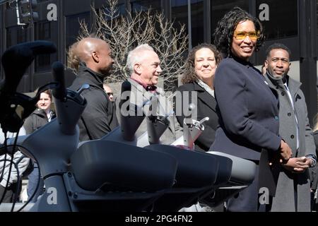 Washington, USA. 20. März 2023. DC-Bürgermeister Muriel Bowser kündigte heute auf der Pressekonferenz am 20. März 2022 in der 9. Street in Washington DC, USA, die Einführung von fast 700 E-Bikes der nächsten Generation zum Capital Bikeshare-Programm an. (Foto: Lenin Nolly/Sipa USA) Guthaben: SIPA USA/Alamy Live News Stockfoto