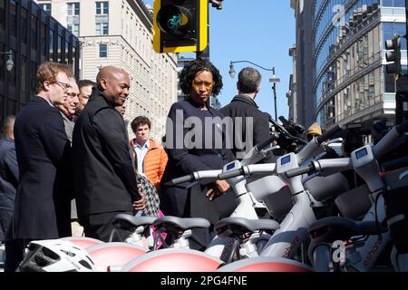 Washington, USA. 20. März 2023. DC-Bürgermeister Muriel Bowser kündigte heute auf der Pressekonferenz am 20. März 2022 in der 9. Street in Washington DC, USA, die Einführung von fast 700 E-Bikes der nächsten Generation zum Capital Bikeshare-Programm an. (Foto: Lenin Nolly/Sipa USA) Guthaben: SIPA USA/Alamy Live News Stockfoto
