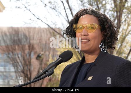 Washington, USA. 20. März 2023. DC-Bürgermeister Muriel Bowser kündigte heute auf der Pressekonferenz am 20. März 2022 in der 9. Street in Washington DC, USA, die Einführung von fast 700 E-Bikes der nächsten Generation zum Capital Bikeshare-Programm an. (Foto: Lenin Nolly/Sipa USA) Guthaben: SIPA USA/Alamy Live News Stockfoto