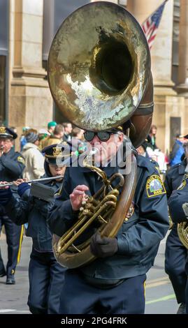 Sousaphone-Tuba-Spieler im St. Paul Police Band bei der Patrick's Day Parade in Saint Paul, Minnesota, 2005. Der Heilige Paulus feiert das Jahr Stockfoto