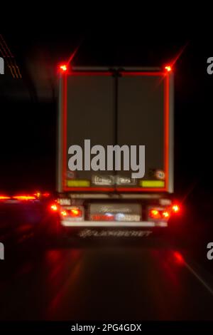 Nachtverkehr auf der Autobahn A7, Rhone Valley, Frankreich Stockfoto