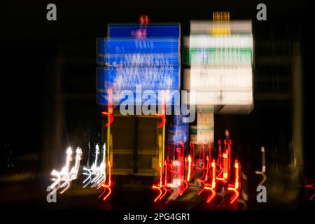 Nachtverkehr auf der Autobahn A7, Rhone Valley, Frankreich Stockfoto