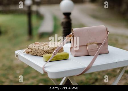 Ein weißer Holztisch zeigt eine Auswahl an Sommerzubehör Stockfoto