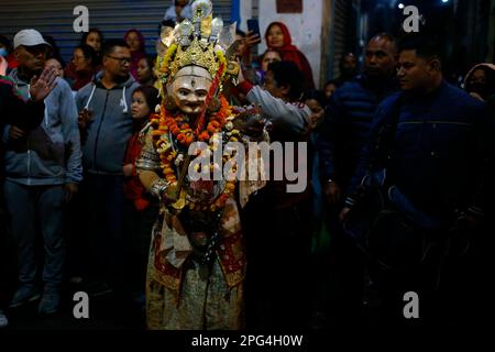 Kathmandu, Nepal. 20. März 2023. Ein maskierter Tanz während des Naradevi Swetkali Festivals in Kathmandu, Nepal, am Montag, den 20. März 2023. Während dieses Festivals werden bis zu 19 Gottheiten verehrt, während sie im Nardevi-Tempel rituelle Tänze durchführen, um Übel und Krankheiten abzuwehren und den Frieden zu sichern. (Kreditbild: © Skanda Gautam/ZUMA Press Wire) NUR REDAKTIONELLE VERWENDUNG! Nicht für den kommerziellen GEBRAUCH! Stockfoto