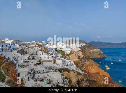 Panoramablick auf das Dorf Oia auf der Insel Santorin, Griechenland. Stadt mit kykladischen weißen Häusern auf den Klippen der Insel. Stockfoto