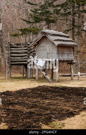 16. März 2023, Shiraoi, Hokkaido, Japan: Das traditionelle Dorf Ainu (Kotan) ist im National Ainu Museum and Park (Upopoy) in Shiraoi zu sehen. Upopoy ist ein Zentrum für Entwicklung, Schaffung und Wiederbelebung, das im Juli 2020 als „symbolische Region für ethnische Einheit“ am Lake Poroto eröffnet wurde. Menschen können durch alle fünf Sinne mehr über die Geschichte, Kultur und das Essen des Ainu erfahren. Ainu-Kultur und Initiativen für ein CO2-freies Hokkaido, wie Japans erste CCS-Anlage (Kohlenstoffabscheidung und -Speicherung) im Meeresboden im Hafengebiet von Tomakomai, die Erneuerbare-Energien-Zone in Ishikari und das Moerenu Stockfoto