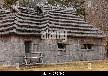 16. März 2023, Shiraoi, Hokkaido, Japan: Das traditionelle Dorf Ainu (Kotan) ist im National Ainu Museum and Park (Upopoy) in Shiraoi zu sehen. Upopoy ist ein Zentrum für Entwicklung, Schaffung und Wiederbelebung, das im Juli 2020 als „symbolische Region für ethnische Einheit“ am Lake Poroto eröffnet wurde. Menschen können durch alle fünf Sinne mehr über die Geschichte, Kultur und das Essen des Ainu erfahren. Ainu-Kultur und Initiativen für ein CO2-freies Hokkaido, wie Japans erste CCS-Anlage (Kohlenstoffabscheidung und -Speicherung) im Meeresboden im Hafengebiet von Tomakomai, die Erneuerbare-Energien-Zone in Ishikari und das Moerenu Stockfoto