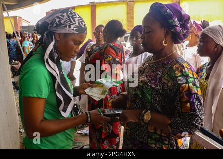 Medizinisches Personal betreut die Frau während einer kostenlosen medizinischen Untersuchung anlässlich des Internationalen Frauentags in der Mobolaji Johnson Arena in Lagos, Nigeria. Stockfoto