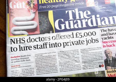 „NHS-Ärzte boten £5.000 an, um Mitarbeiter in private Jobs zu locken“ Titelseite der Zeitung Guardian, 18. März 2023 London England UK Stockfoto