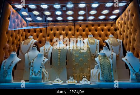 Goldschmuck zum Verkauf im Mutrah Souk, Muscat, Oman Stockfoto