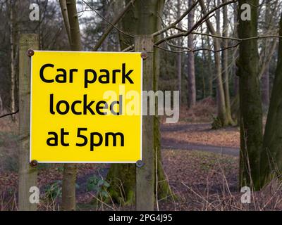 Parkplatz gesperrt um 5 Uhr Schild gelb Delamere Waldparkplatz Stockfoto