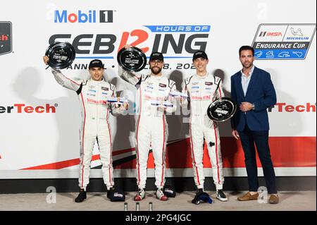 31 DERANI Pio (BRA), SIMS Alexander (gbr), AITKEN Jack (gbr), Whelen Engineering Cadillac Racing, Cadillac V-Series.R, Porträt während des Mobil 1 zwölf Stunden Sebring 2023, 2. Runde der IMSA SportsCar Championship 2023, vom 15. Bis 18. März 2023 auf dem Sebring International, Florida, Sebring International Raceway, Florida USA – Foto: Jan-patrick Wagner/DPPI/LiveMedia Stockfoto