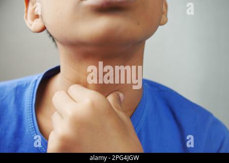 Unerkannte Mann, der Kehlschmerz aus der Nähe leidet Stockfoto