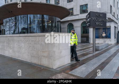 London, UK, 20. März 2023. Polizeibeamte vor dem Hauptquartier von Scotland Yard in London. Die Metropolitan Police wird heute Nachmittag ein Briefing abhalten, bevor die unabhängige Bewertung von Baroness Casey über die Standards und Kultur der Metropolitan Police morgen veröffentlicht wird. Kredit: amer Ghazzal/Alamy Live News Stockfoto