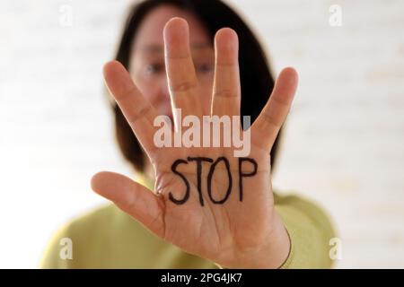 Hör auf, Eine Frau sagt nein Stockfoto