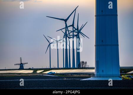 Windmühle Poldermolen De Goliath steht zwischen den Hightech-Windturbinen in Eemshaven, einer historischen Windmühle aus dem Jahr 1882, die wiederaufgebaut und wiederaufgebaut wurde Stockfoto