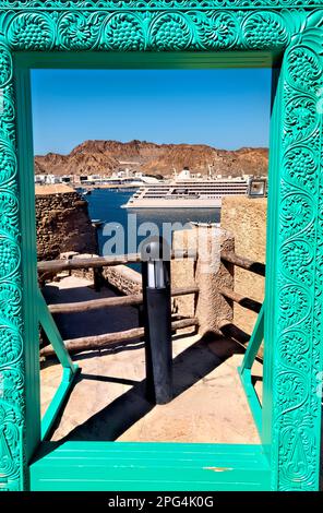 Kreuzfahrtschiff im Hafen von Mutrah, von der alten Festung aus gesehen, Muscat, Oman Stockfoto