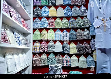 Traditionelle kuma-Mützen zum Verkauf im Mutrah Souq, Muscat, Oman Stockfoto