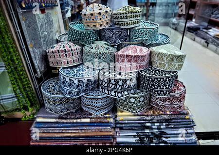 Traditionelle kuma-Mützen zum Verkauf im Mutrah Souq, Muscat, Oman Stockfoto