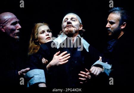 l-r: Pete Postlethwaite (Ragueneau), Alice Krige (Roxane), Derek Jacobi (Cyrano), John Bowe (Le Bret) in CYRANO DE BERGERAC von Edmond Rostand bei der Royal Shakespeare Company (RSC), Barbican Theatre, London EC2 27/07/1983 übersetzt von Anthony Burgess Terris Design: Ralve Costights: Ralve Colfights: - Terry Hands Stockfoto