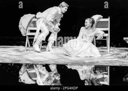 Derek Jacobi (Signor Benedick), Sinead Cusack (Beatrice) in MUCH ADO ABOUT NOTHING von Shakespeare im Royal Shakespeare Theatre, Royal Shakespeare Company (RSC), Stratford-upon-Avon, England 20/04/1982 Bühnenbild: Ralph Koltai Kostüme: Alexander Reid Beleuchtung: Terry Hands & Clive Morris Regie: Terry Hands Stockfoto