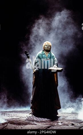 Derek Jacobi (Prospero) im STURM von Shakespeare in der Royal Shakespeare Company (RSC), Royal Shakespeare Theatre, Stratford-upon-Avon, England 05/08/1982 Barbican Theatre, London EC2 07/09/1983 Design: Maria Bjornson Beleuchtung: Richard Riddell Regisseur: Ron Daniels Stockfoto