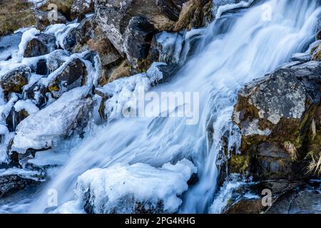 Wasserfälle im Faskrudsfjordur Fjord, Eastfjorde, Island Stockfoto