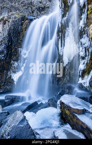 Wasserfälle im Faskrudsfjordur Fjord, Eastfjorde, Island Stockfoto