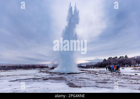 Strokkur Geysir, Haukadalur Valley Geothermal Area auf der Golden Circle Route, Island Stockfoto