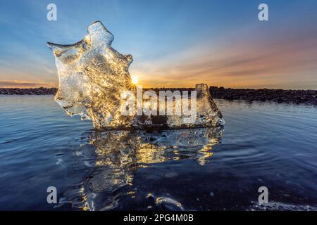 Sonnenaufgang am Diamond Beach, auch bekannt als Breiðamerkursandur, in der Nähe der Gletscherlagune Jökulsárlón, Island Stockfoto