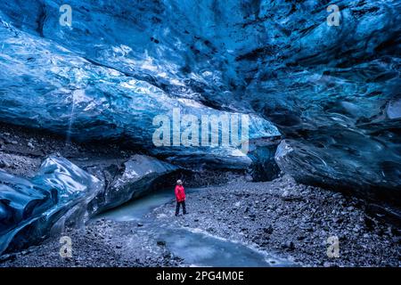 Erkunden Sie das Innere der Sapphire Breiðamerkurjökull Eishöhle im Vatnajökull-Nationalpark, Island Stockfoto