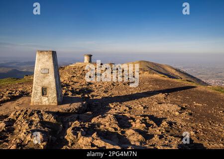 Nach Norden Richtung Triangulation Point und Toposcope auf Worcestershire Beacon, Malvern Hills, Worcestershire, England Stockfoto