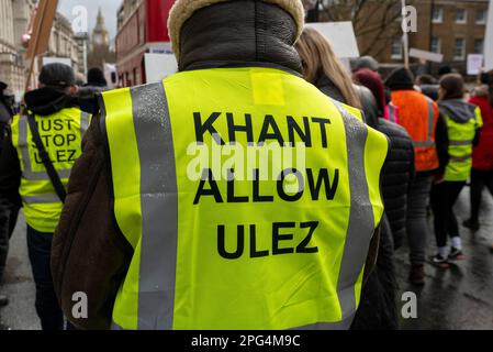 Protest gegen die Erweiterung der ULEZ-Zone in London, Großbritannien. Gelbe Weste mit Bezug auf Sadiq Khan und Ulez Stockfoto