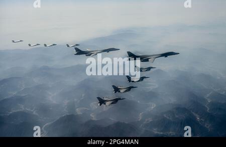 Ostsee, Südkorea. 19. März 2023. USA Air Force B-1B Lancer Tarnbombenflugzeug wird von den USA begleitet F-16-Jäger aus dem 51.-Kampfflug und südkoreanische F-35A-Stealth-Jäger während der Übung Vigilant Storm 23, 19. März 2023 über der koreanischen Halbinsel. Kredit: 1. LT. Cameron Silver/USA Air Force Photo/Alamy Live News Stockfoto