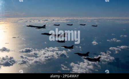 Ostsee, Südkorea. 19. März 2023. USA Air Force B-1B Lancer Tarnbombenflugzeug wird von den USA begleitet F-16-Jäger aus dem 51.-Kampfflug und südkoreanische F-35A-Stealth-Jäger während der Übung Vigilant Storm 23, 19. März 2023 über der koreanischen Halbinsel. Kredit: SSGT Dwane Young/USA Air Force Photo/Alamy Live News Stockfoto