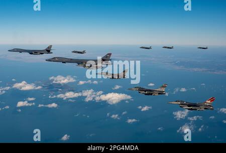 Ostsee, Südkorea. 19. März 2023. USA Air Force B-1B Lancer Tarnbombenflugzeug wird von den USA begleitet F-16-Jäger aus dem 51.-Kampfflug und südkoreanische F-35A-Stealth-Jäger während der Übung Vigilant Storm 23, 19. März 2023 über der koreanischen Halbinsel. Kredit: SSGT Dwane Young/USA Air Force Photo/Alamy Live News Stockfoto