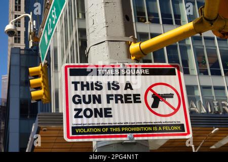 Times Square wurde als waffenfreie Zone ausgewiesen, um die Sicherheit von Einwohnern und Besuchern zu gewährleisten, 2023, New York City, USA Stockfoto