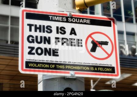 Times Square wurde als waffenfreie Zone ausgewiesen, um die Sicherheit von Einwohnern und Besuchern zu gewährleisten, 2023, New York City, USA Stockfoto