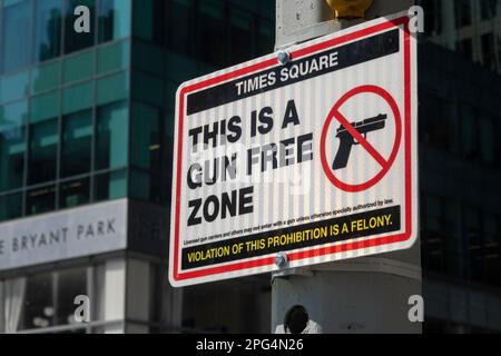 Times Square wurde als waffenfreie Zone ausgewiesen, um die Sicherheit von Einwohnern und Besuchern zu gewährleisten, 2023, New York City, USA Stockfoto