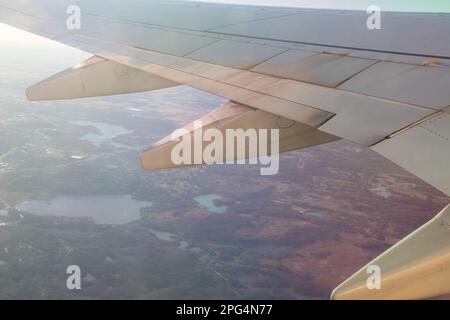 Sun Country Airlines Flug direkt nach dem Start vom MSP Flughafen über die Landschaft von Minnesota USA, dem Land von 10.000 Seen. Stockfoto