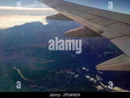 Pikes Peak und die Rocky Mountains westlich von Colorado Springs, Colorado, USA, bei einem Flug mit Sun County Airlines. Stockfoto