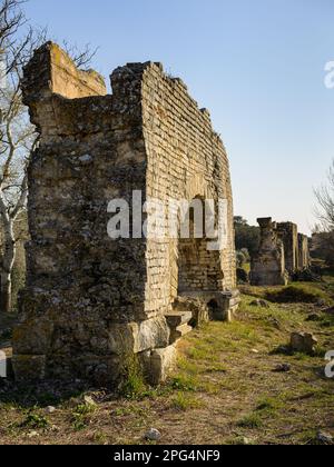 Barbegal Aquädukt und Mühlen in der Nähe von Arles an einem sonnigen Tag im Frühling. Diese römische Anlage besteht aus einem Aquädukt und 16 Wasserrädern in zwei parallelen Sets Stockfoto