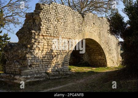 Barbegal Aquädukt und Mühlen in der Nähe von Arles an einem sonnigen Tag im Frühling. Diese römische Anlage besteht aus einem Aquädukt und 16 Wasserrädern in zwei parallelen Sets Stockfoto