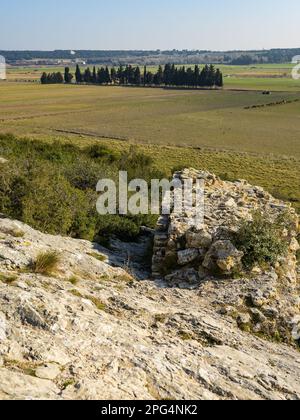 Barbegal Aquädukt und Mühlen in der Nähe von Arles an einem sonnigen Tag im Frühling. Diese römische Anlage besteht aus einem Aquädukt und 16 Wasserrädern in zwei parallelen Sets Stockfoto