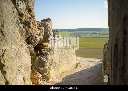 Barbegal Aquädukt und Mühlen in der Nähe von Arles an einem sonnigen Tag im Frühling. Diese römische Anlage besteht aus einem Aquädukt und 16 Wasserrädern in zwei parallelen Sets Stockfoto