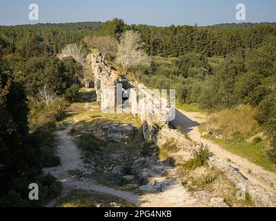 Barbegal Aquädukt und Mühlen in der Nähe von Arles an einem sonnigen Tag im Frühling. Diese römische Anlage besteht aus einem Aquädukt und 16 Wasserrädern in zwei parallelen Sets Stockfoto