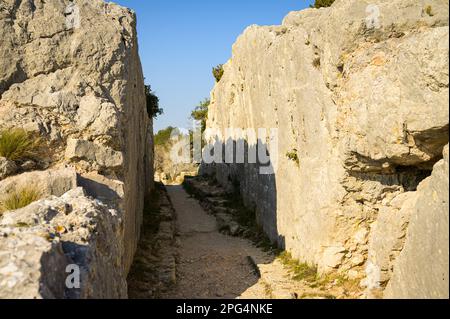 Barbegal Aquädukt und Mühlen in der Nähe von Arles an einem sonnigen Tag im Frühling. Diese römische Anlage besteht aus einem Aquädukt und 16 Wasserrädern in zwei parallelen Sets Stockfoto