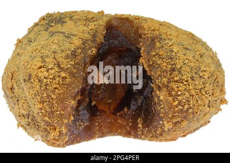 Brauner Zuckermochi (Reiskuchen), isoliert auf weißem Hintergrund Stockfoto